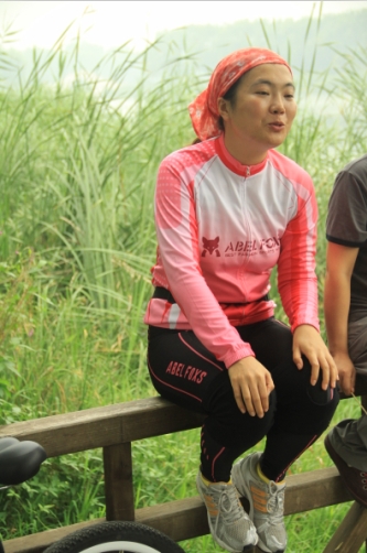 豪大 你都没让她介绍完 你就开始口若悬河了