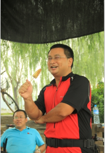 我还是拿着麦克说吧