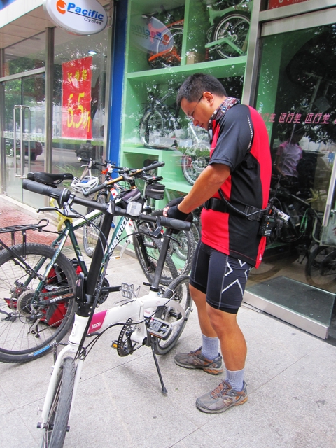 老豪出发前为大家做安检