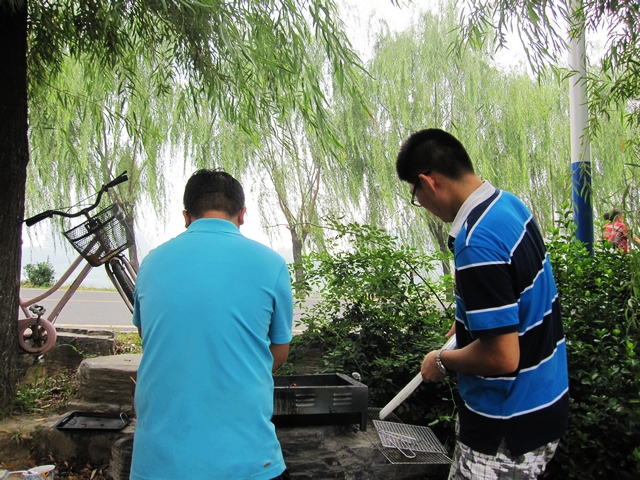 两位绅士专心烤串中……