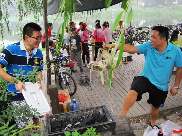 不敢对女车友下手……二人开始窝里斗