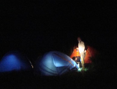 晚上扎营的骑友.jpg