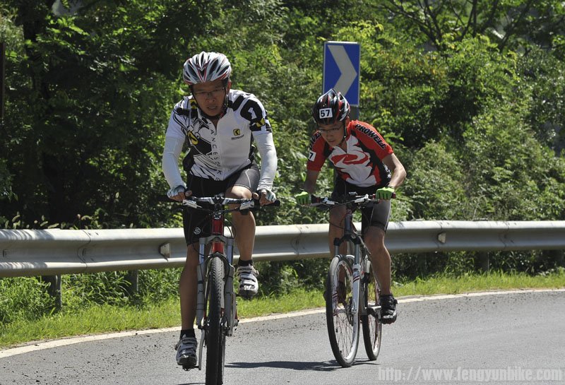 左手，还有其身后，真巧竟然是我们上次高崖口骑行时碰到的和父亲一起骑车的儿子，十足的90后。 ...