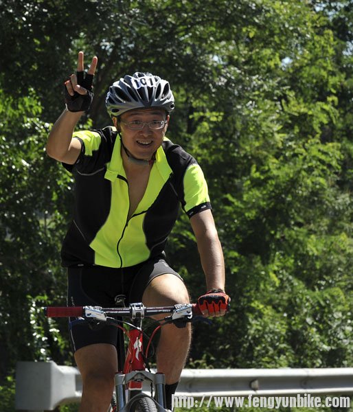 还没到终点呢，就打手势！