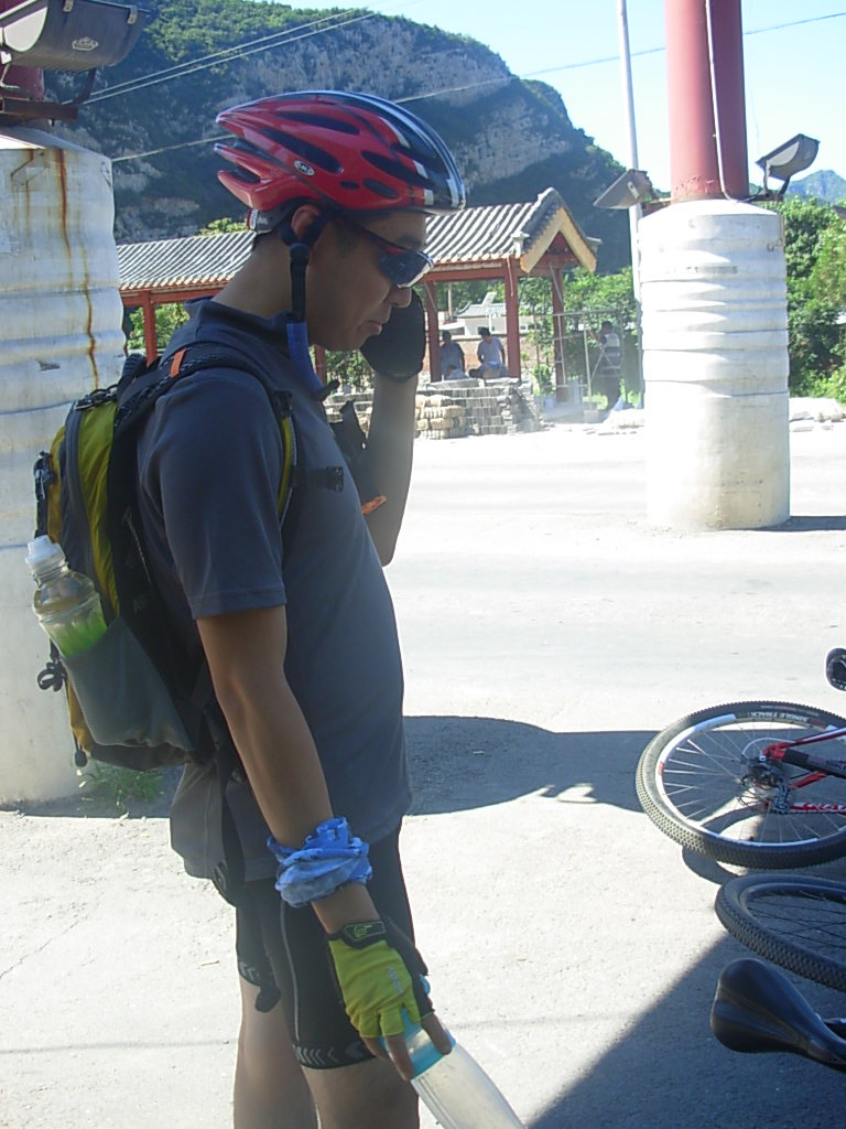 领导,我到牌楼啦。嗯。。嗯。。是。。是。。