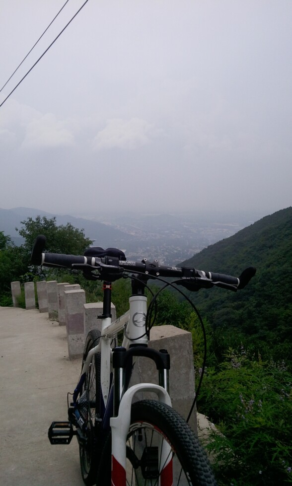 碧云寺后身到挂甲塔的防火道太陡了