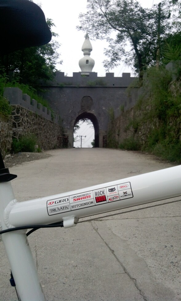 从西向东看挂甲塔