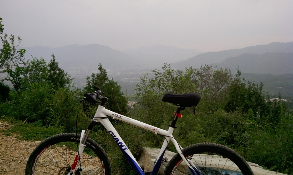 向西看去，远处是三家店