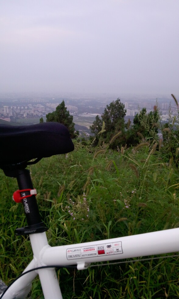 向东看石景山区，雾大