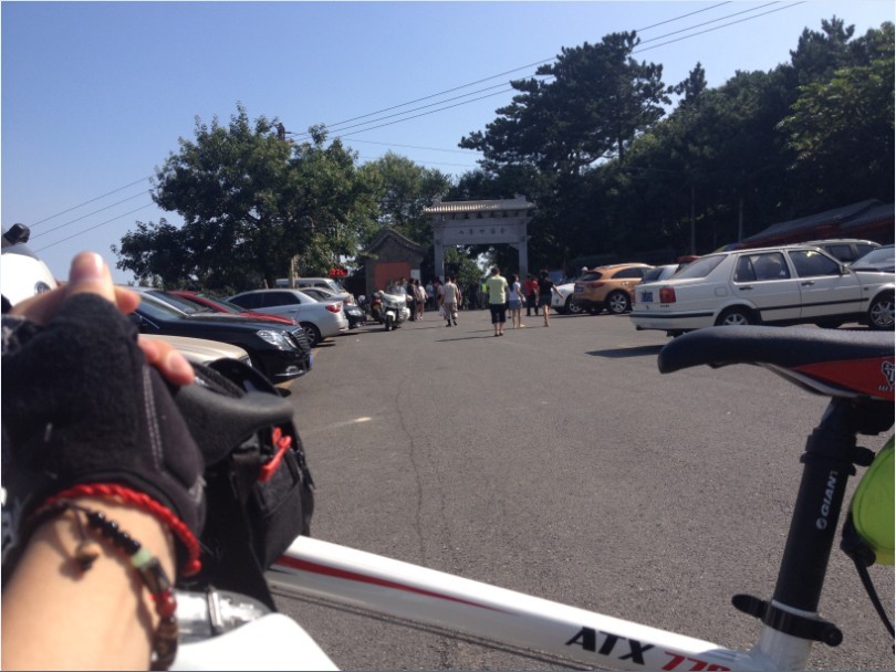 山顶 车怎么也立不住 果断用手扶着