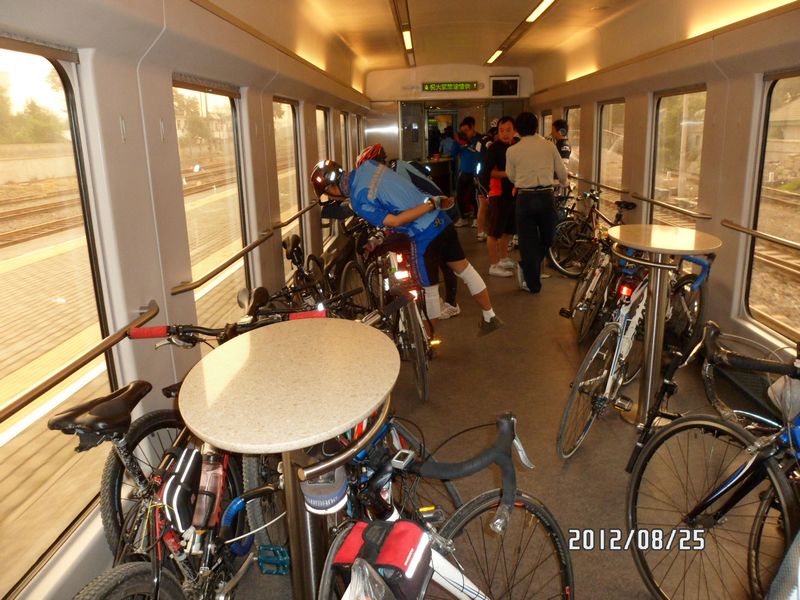 餐车上停满了车友门的车