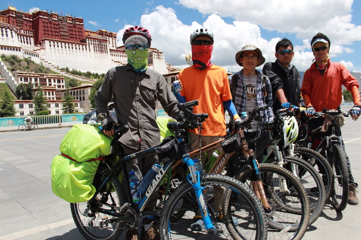 几个哥们去珠峰了，在布达拉宫合影