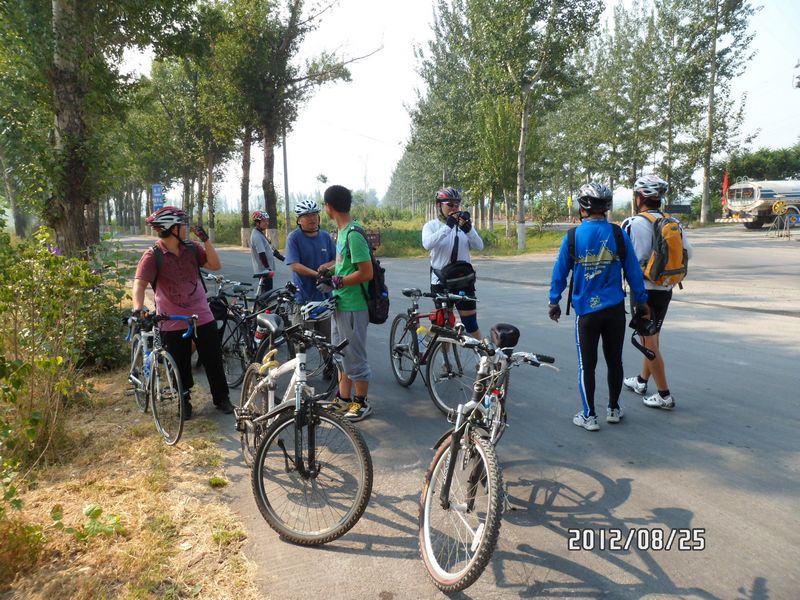 因为去的人比较多，在路边等后面的车友