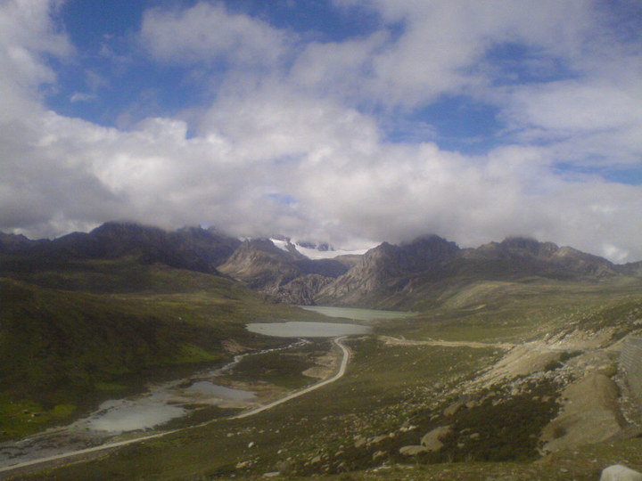 海子山下来的姊妹湖，后面是海子山主峰