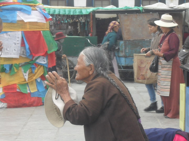 大昭寺前虔诚的藏民