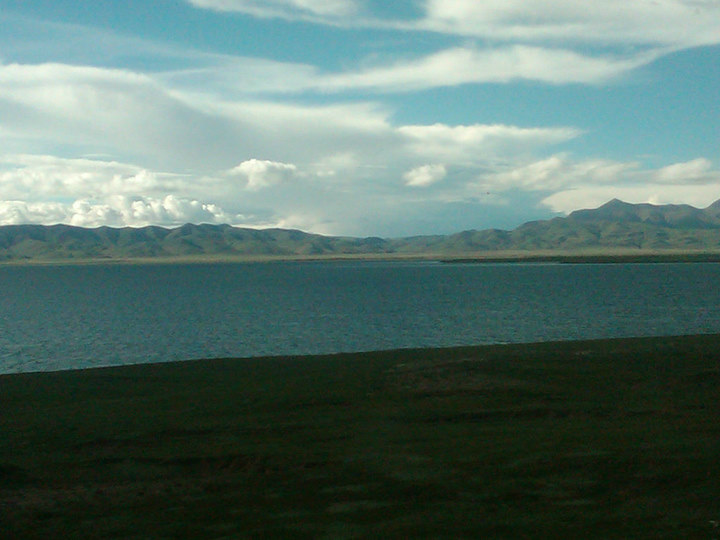 青藏铁路上看青海湖