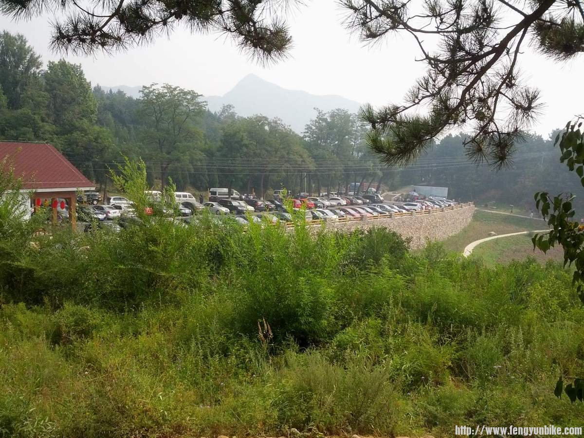 到处都停满了车