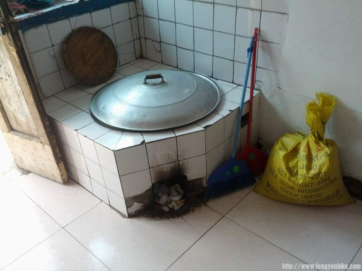 传统土灶，冬天也许会用