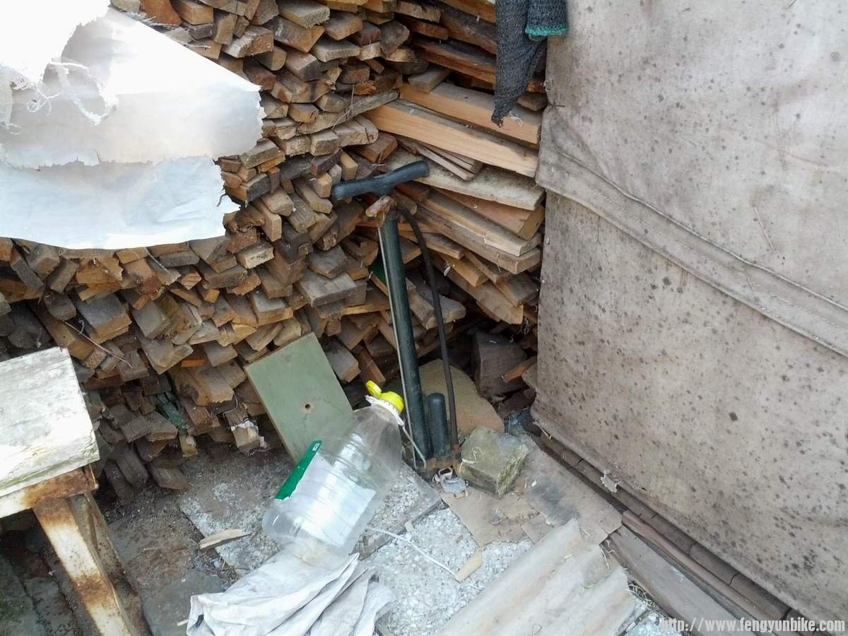柴堆处静静靠着老物