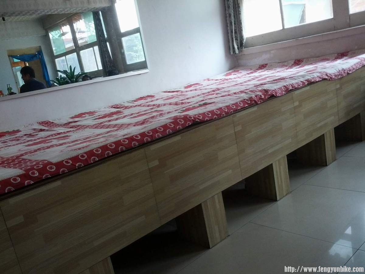 一张更大的炕，好像现在传统土炕都不常见了