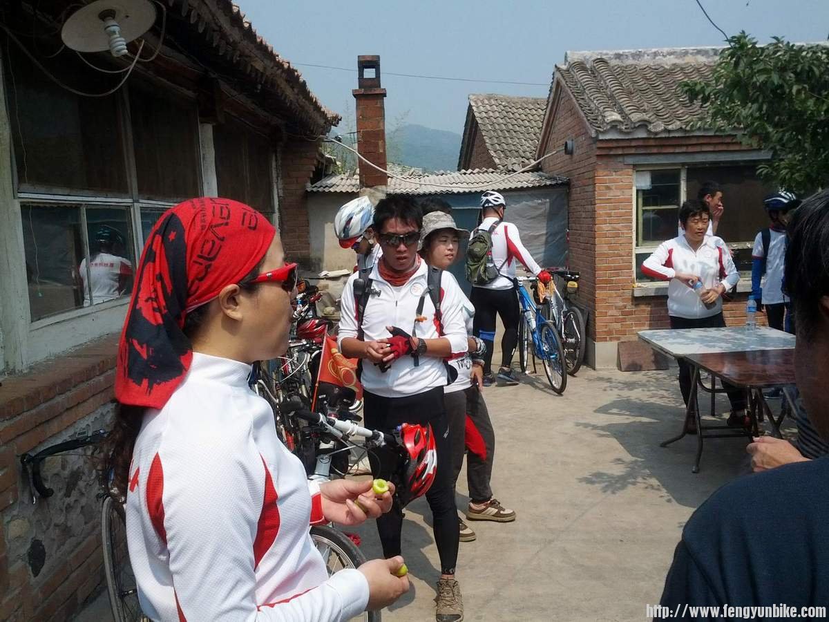 吃饭的时候遇到了其他车友，寒暄了几句