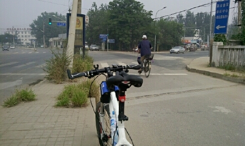 走石门路，石门路与五里坨路丁字口，直行三家店，右转能通黑陈路