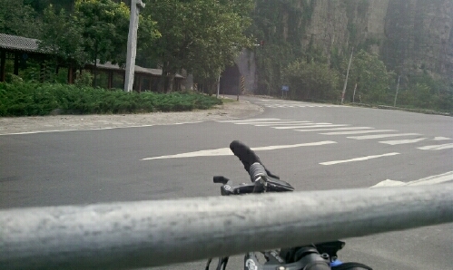 担礼隧道，很短小的隧道，旁边貌似丁家滩