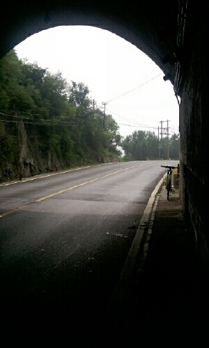 出了隧道，有位小哥，卖饮料，问我去哪里，我说东大高