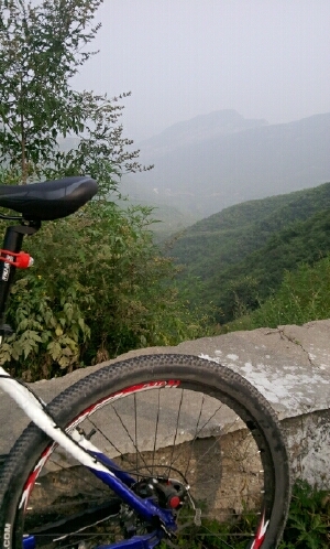 在过了山神庙村一小段之后就是制高点了，地上有黄色喷涂“丫丫加油”，我以为大村在高处，害我没有在制高点 ...