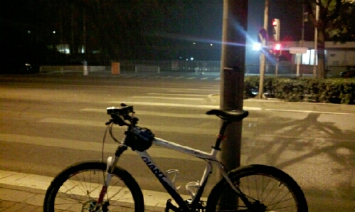 路上各种乱停车，乱闪大灯，平时经常走的路，竟然找哪都找不到，费死个劲，还被手机导航骗一够 ...