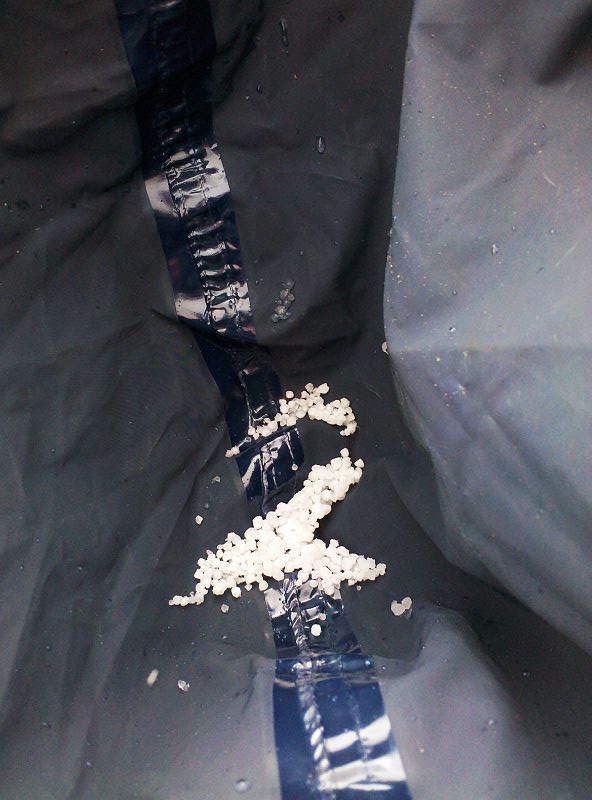 到垭口没水了 正好下冰雹 迅速用雨衣接了不少