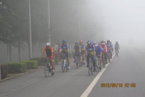 在大雾中编队骑行2