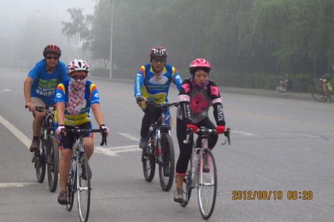 四人编队，不好意思，让两位美女姐姐领骑了！