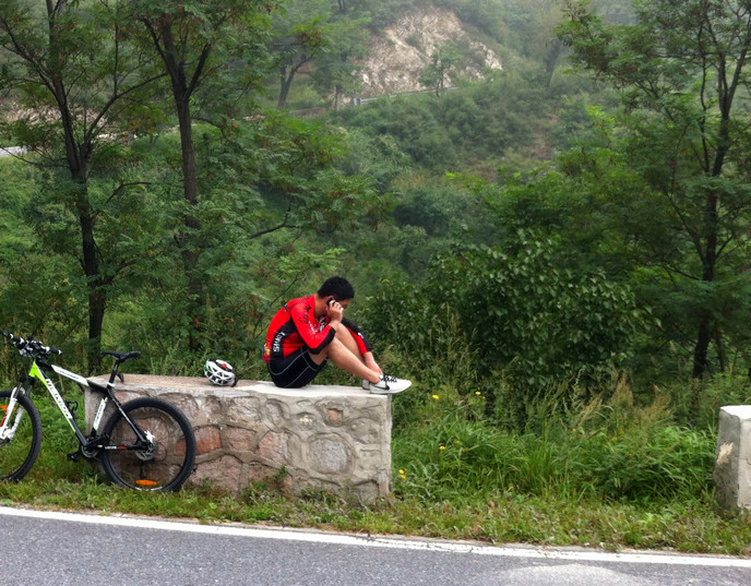 给媳妇打电话呢