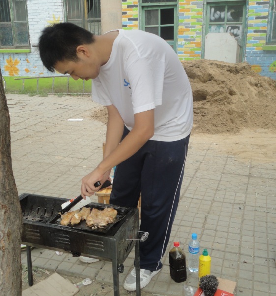 在学习烤鸡腿的小茶树，好吧，认真的男人最帅，来鼓励一下！