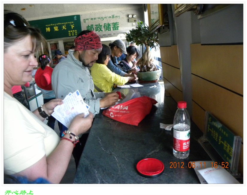 那个头上红色魔术头巾的就是我头天晚上接的车友