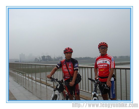 （身后就是永定河）