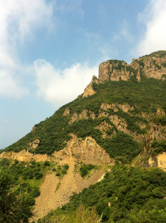 禅房放坡2，路下面的不确实是不是塌方痕迹