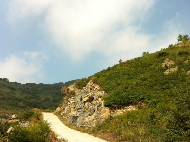 那块石头是怎么上去的 感觉一震动就会滚下来