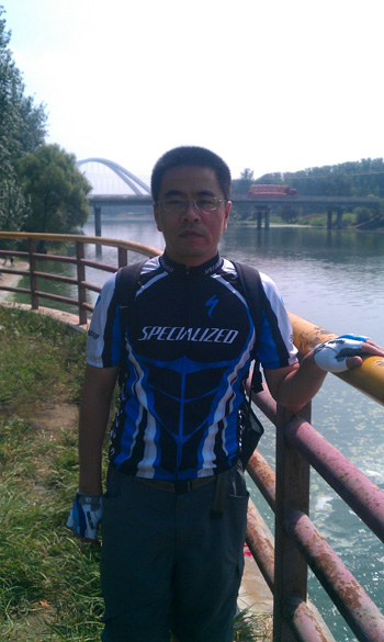 我在温榆河边，远远的是新建的大桥，我就是从那座桥上过来的