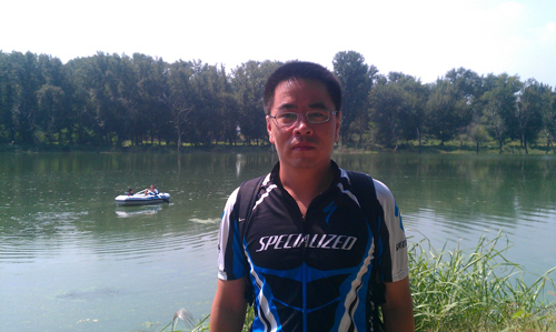 很多人在河边烧烤、钓鱼，还有人带船来