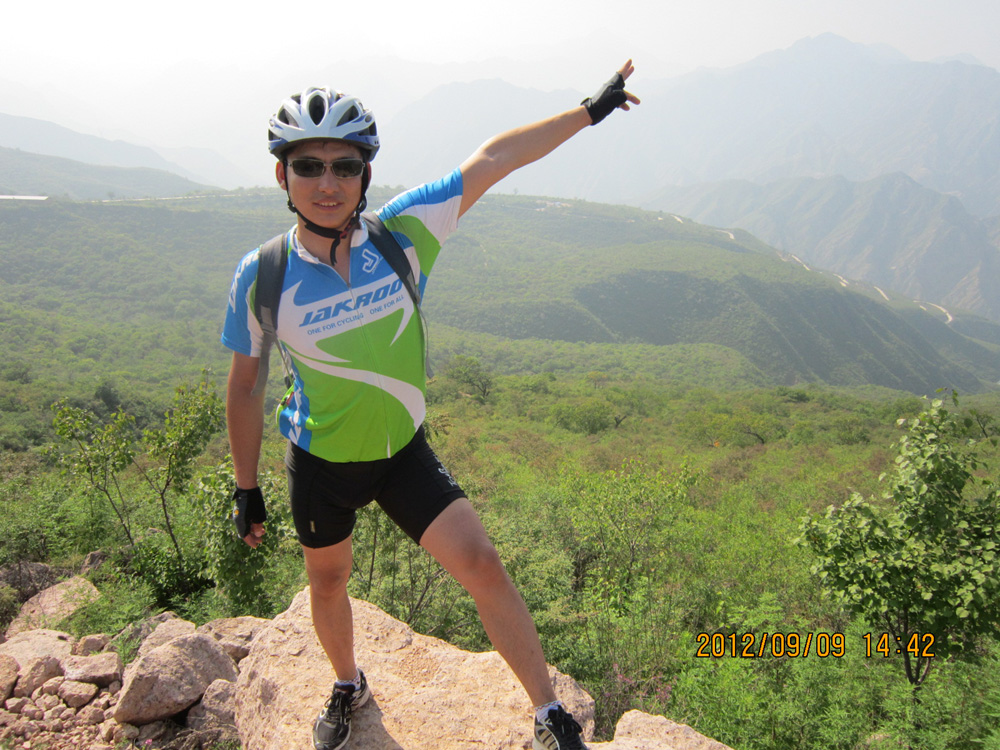 剑指苍空，青山被我踩在脚下。