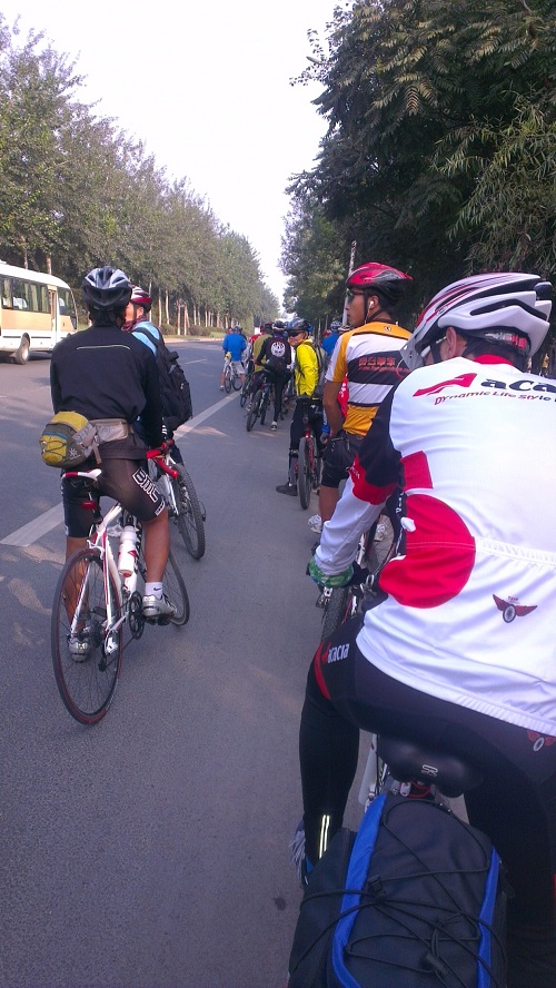 骑行在北清路的队伍