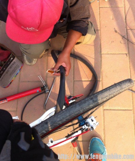 小红帽大叔帮我补胎