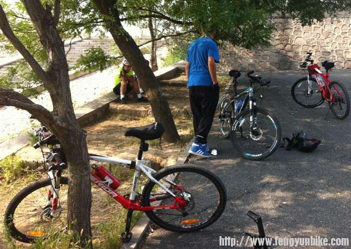 躲在后面的小夫妻