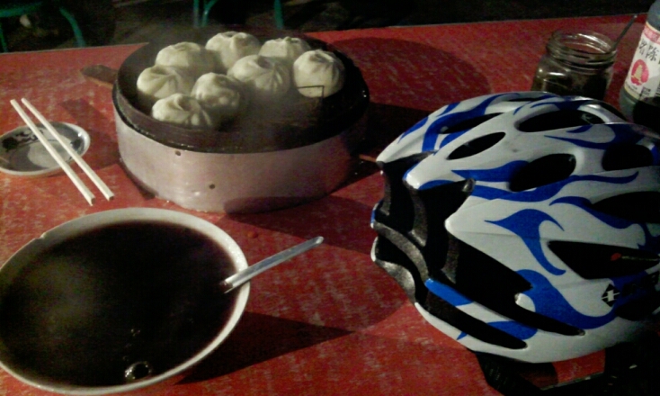 在涿州收费站之前我吃了第一顿饭，一碗紫米十个菜包子4块