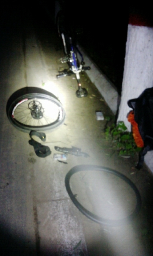 真的是头回换胎，居然还是在伸手不见五指的时候