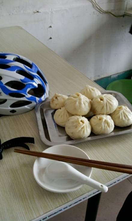 G107固城段路边十个猪肉包一碗豆浆，五块搞定第二顿饭