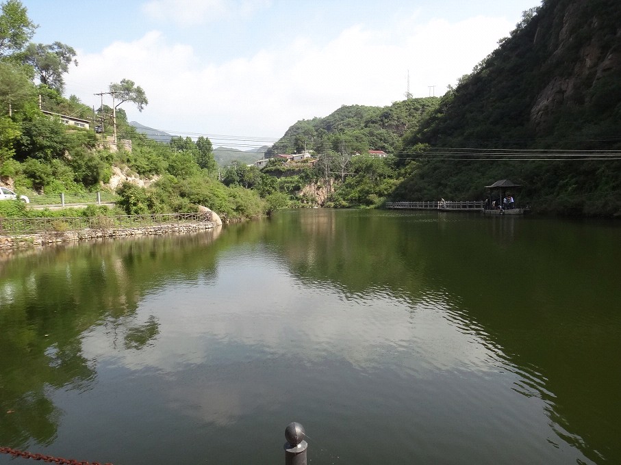 水很深的样子，掉下去的话。。。