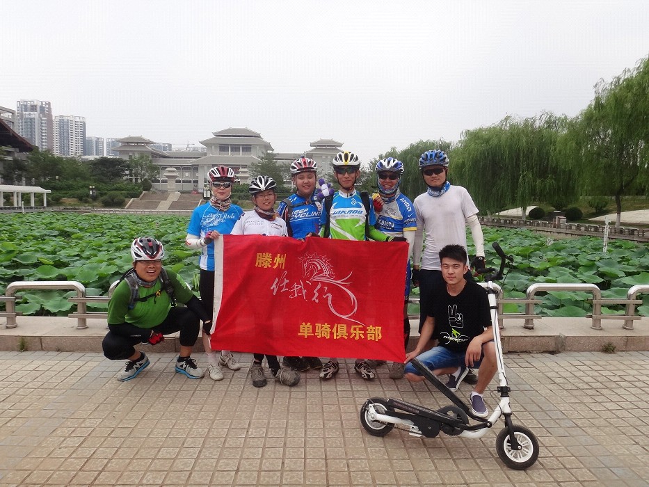 和滕州的车友一起合影
